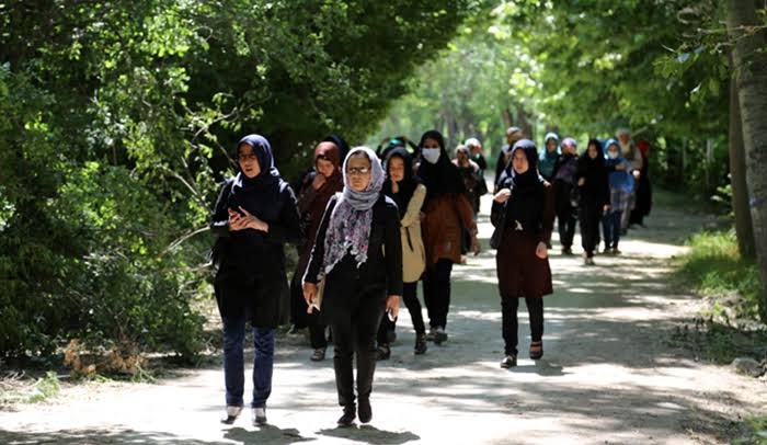 وضع محدودیت‌های روزافزون طالبان بر زنان؛ پیام دختران افغانستانی به جهانیان چیست؟ ـ مجله‌ی اورال